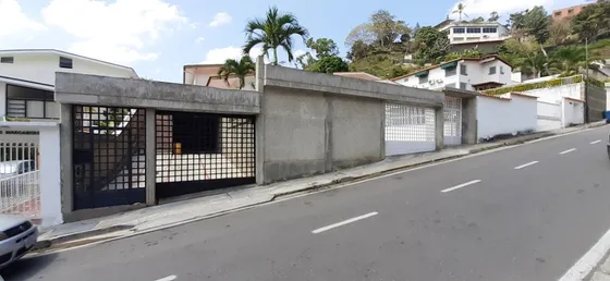 Jcm -  Venta Hermosa Y Cómoda Casa Con Pisos De Mármol En Área Social Y De Madera En Habitaciones. Con Bonito Anexo Y Hermosas Terrazas - Urb. Prados Del Este
