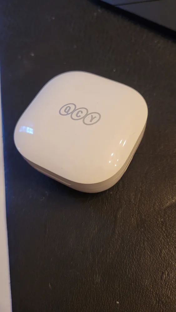 Fone QCY T13 na mão do usuário