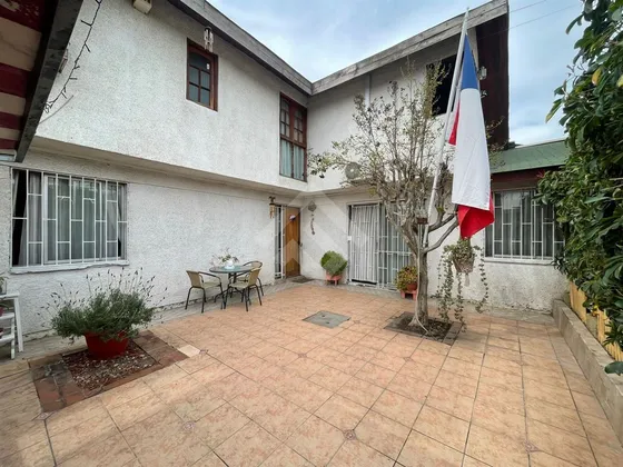 Casa En Venta De 4 Dorm. En Maipú