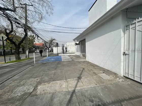 Excelente Local Comercial En Arriendo En Vitacura