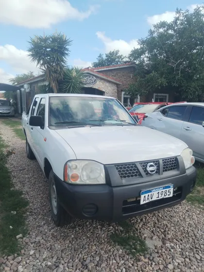 Nissan Np300 2.4 Doble Cabina Típica Mt