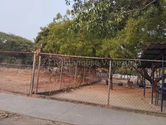 Terreno Totalmente Plano, Ubicado En La Avenida Principal, 9.842,50 M2. Zona Densamente Poblada Y En Pleno Desarrollo. El Terreno Cuenta Con Todos Los Servicios