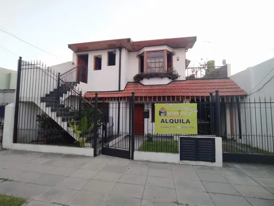 Alquiler De Importante Inmueble Para Oficinas, Consultorios O Estudios. Apto Profesional.