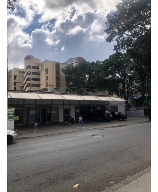 Terreno Comercial En El Paraiso De 1.730m2 Con 2 Locales De 455m2