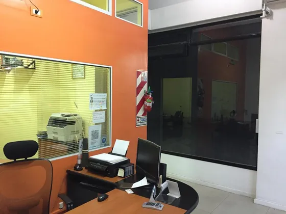 Venta Local Comercial Sobre Avenida En San Isidro Con Cochera