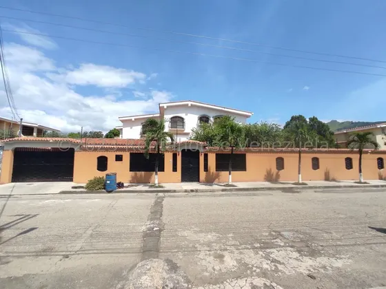 Hermosa, Fresca Y Cómoda Casa Quinta En Venta Ubicada En Turmero Urb San Pablo Db 25-15605