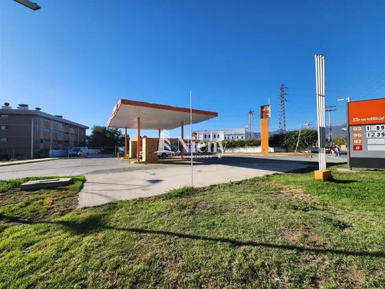 Local Comercial Bencinera . Av. Carrera , Calera.