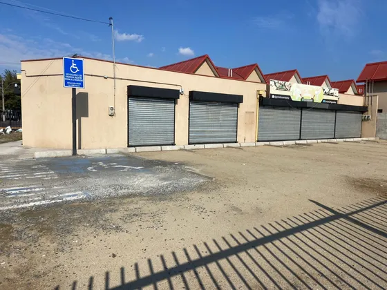 Se Arriendan Locales Comerciales 40 M2 Y 120 M2 - Rio Loco
