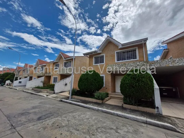 Rent-a-house Vende Bellísimo Y Elegante Townhouse, Conectado A Pozo De Agua, La Victoria, Estado Aragua, 25-9010 Gf.