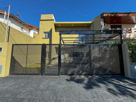 Casa Con 4 Dormitorios, Suite Con Vestidor Y Jardin Con Pileta En Castelar Cod6457