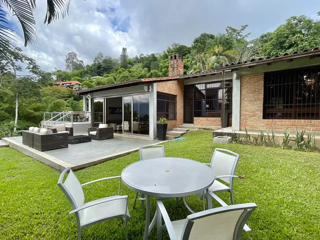 Casa Remodelada De Una Sola Planta Alto Hatillo 2250 M2 Terreno Y 600 M2 Construcción 