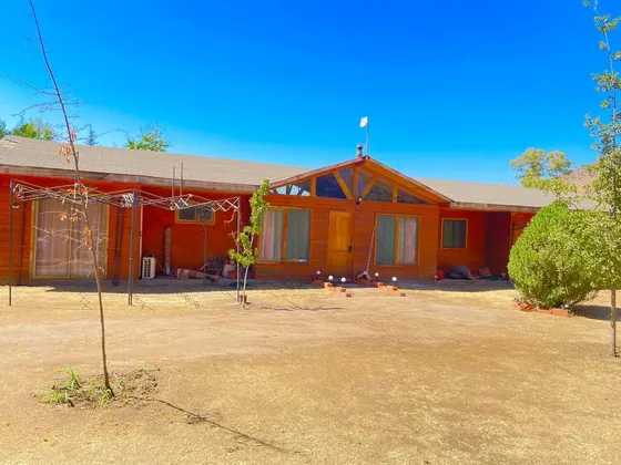 Se Vende Hermosa Parcela Con 3 Casas Y Piscina Cond Chicauma