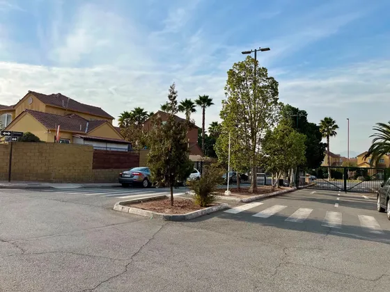 ¿le Gustan Las Casas Luminosas Y En Condominio?