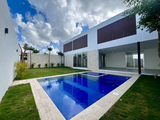 Casa En Venta En Merida, Privada El Origen, Mod 659 Con Alberca