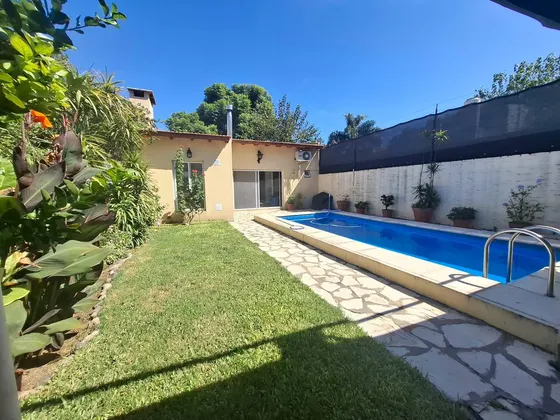 Casa En  Santos Lugares Con Quincho Y Pileta
