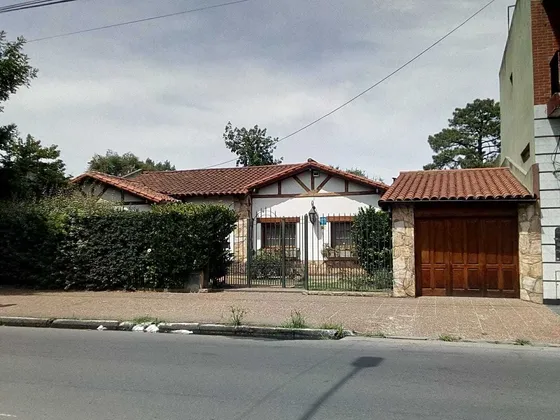En Venta Chalet 4 Amb C/ Gge, Pileta Y Quincho Lanus  (160)