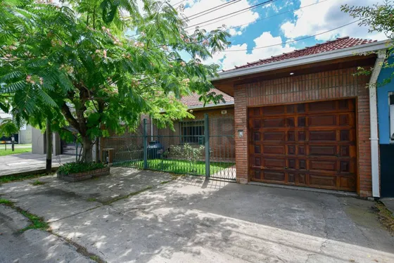 Casa Apto Banco  2 Dormitorios Y Estudio  Gonnet, La Plata