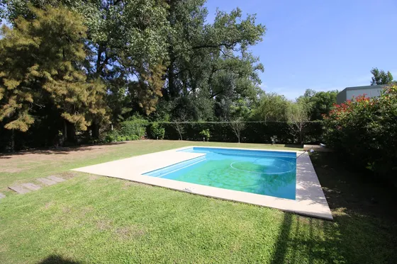 Venta De Casa Quinta 2 Amb Con Cochera Y Pileta- Acepta Permuta