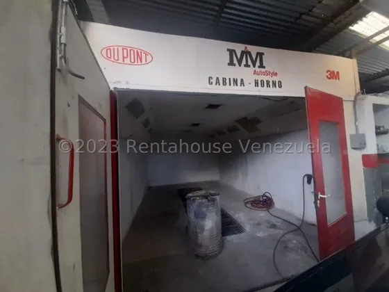 Raiza Suarez Vende Sensacional Galpón En El Este De Barquisimeto,- 2  4  8  4  0  6-.  Ubicado En Zona Ideal De La Ciudad, Es Amplio, Posee Estacionamiento, Luz Eléctrica, Agua, Ideal Para Tu Negocio