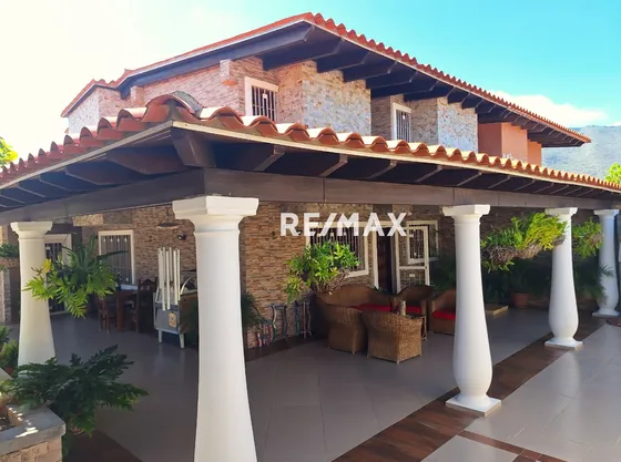 Venta De Casa Quinta En La Urbanización Yaque Alto, Isla De Margarita  Cod: 1045