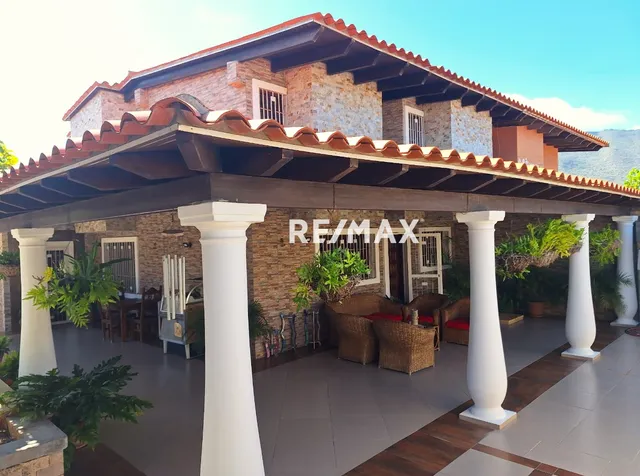 Venta De Casa Quinta En La Urbanización Yaque Alto, Isla De Margarita  Cod: 1045