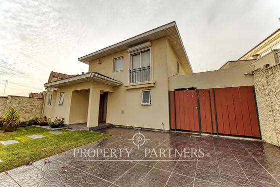 Venta De Linda Casa En Peñalolen, Excelente Conect...