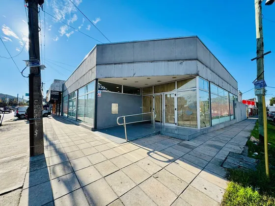 Local Comercial En Esquina 357 M² Cub. C/ Estacionamiento Propio 413 M² - Castelar