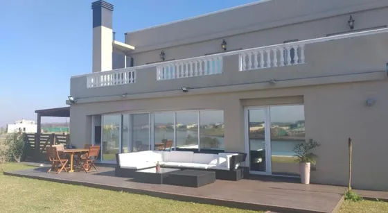 Casa En  Venta 4 Dormitorios Al Lago San Sebastian Area 10 Apto Credito