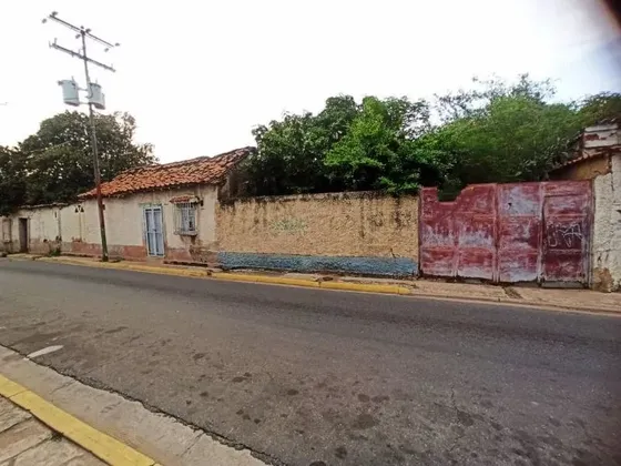 Casa Con Amplio Terreno En Venta En Guacara Mariño