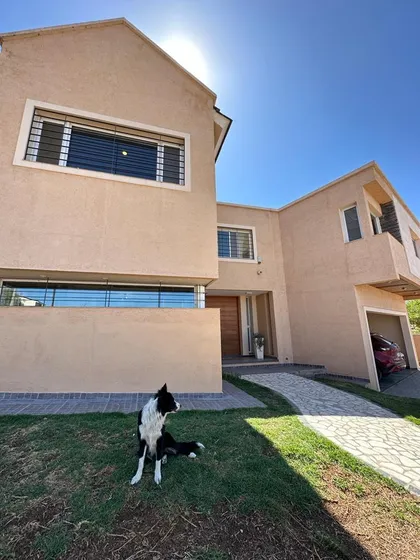 Casa En Carlos Paz Con Vista Al Lago 