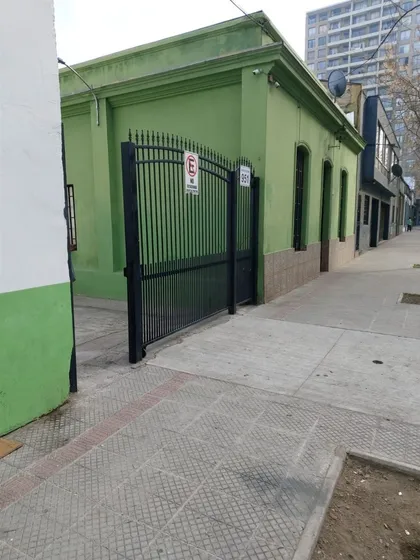 Casa En Venta De 2 Dorm. En Santiago