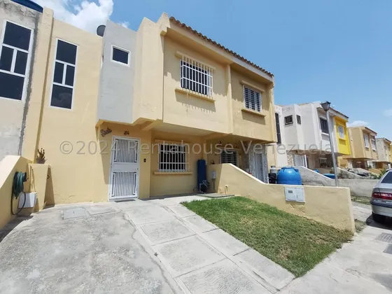 Jip 25-14216. Rent-a-house Vende Bello Townhouse De 84.87 Mts2, 3 Habitaciones, 3 Salas De Baños, Patio, Conectada A Pozo. Conjunto Residencial Privado. Urb Magnolias, Santa Rita.