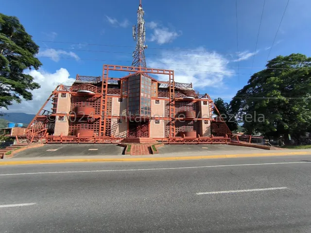 Mini Centro Comercial En Venta En La Mora I  24-29093 Irrr