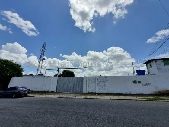 Terreno En Alquiler En Cabudare La Mata Con Area De Oficinas Y Todos Los Servicios Basicos En Optimas Condiciones Cod 25 3632 Comunicate Soy Gabi Irastorza                                             