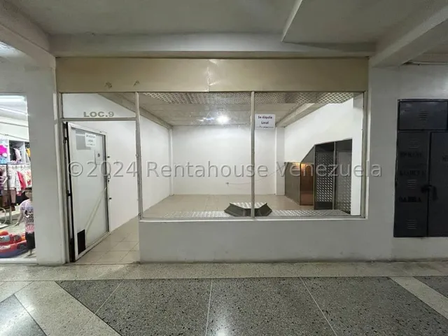 % Raiza Suarez Vende Espectacular Local Comercial En El Centro De Barquisimeto 2 5 2 7 5 0 Ubicado En Centro Comercial Posee 30m2 Area De Deposito Y Baño En Comun Comunicate Por Favor!                