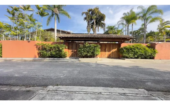 Se Vende Casa 2100m² 4h+2s/3b/15p La Lagunita 