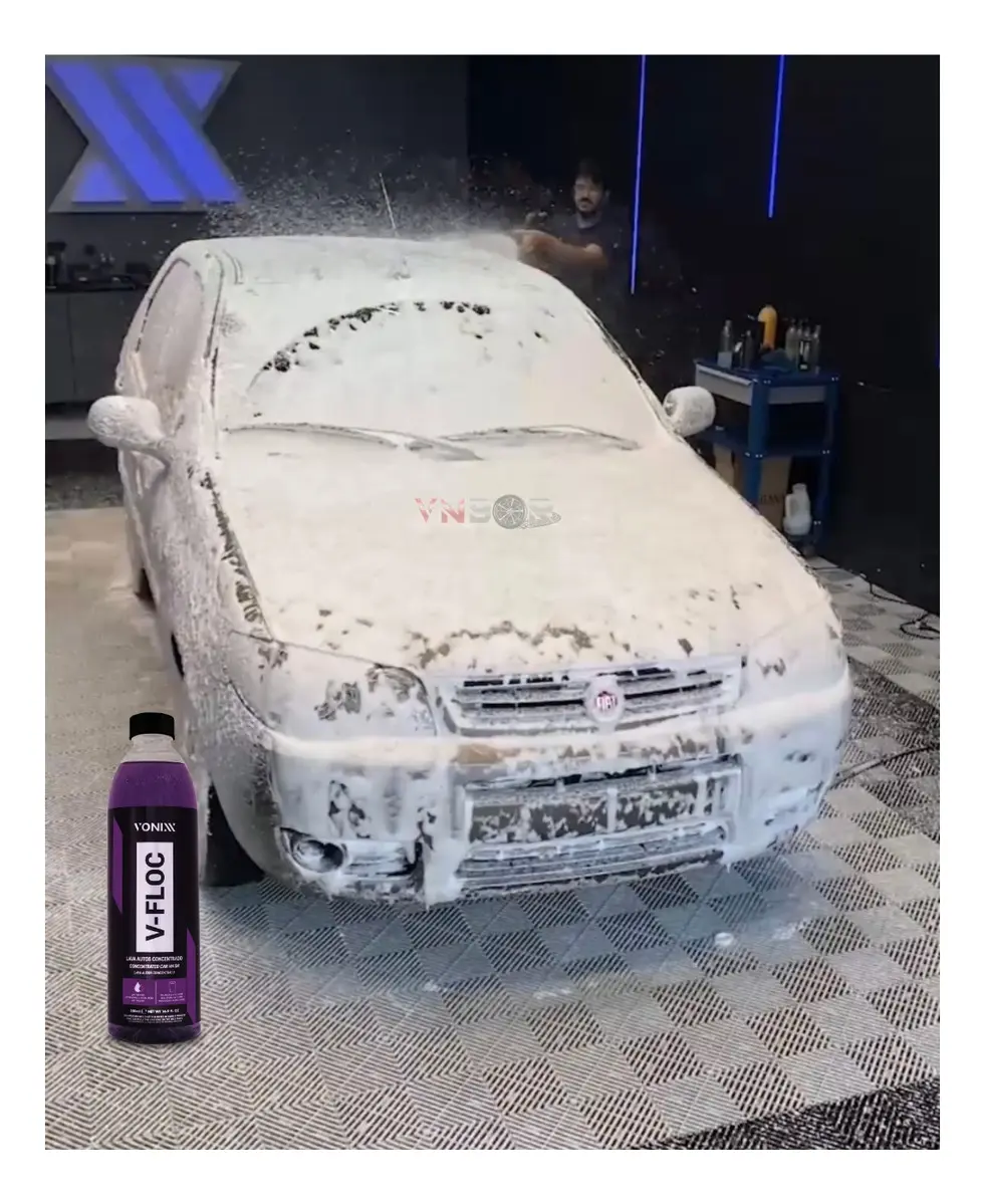 Carro Fiat Palio branco sendo coberto por espuma durante a lavagem com o V-FLOC da Vonix.