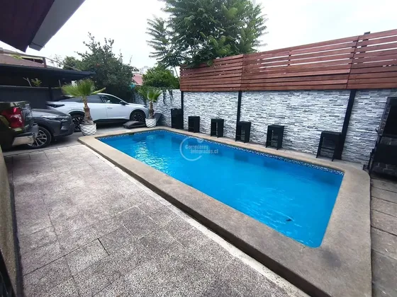 Casa En Venta De 5 Dorm. En San Joaquín