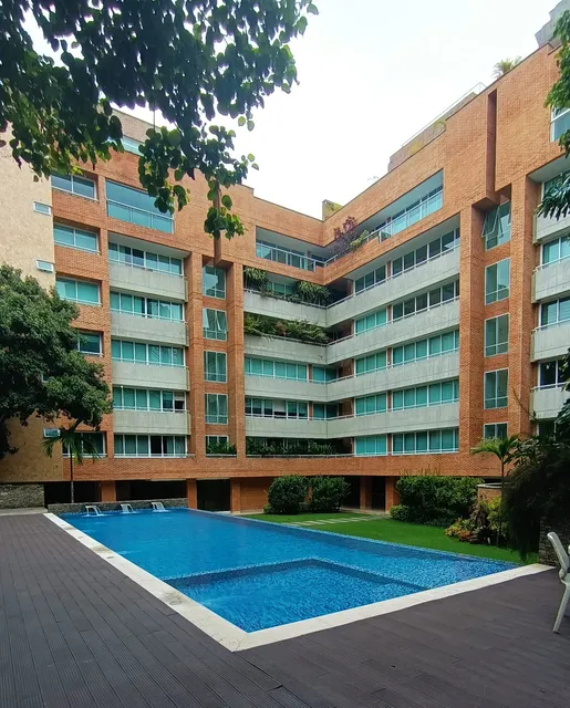 En Alquiler Apartamento De Lujo En Campo Alegre. En La Calle Cerrada.