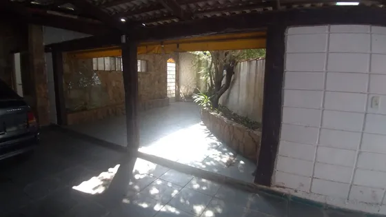 Excelente Sobrado Em Bairro Tranquilo, Perto Do Centro. Rua Sem Saída, Terreno Com 2 Frentes. Estuda-se Permuta.