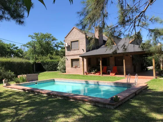 Casa En  Alquiler Permanente En Funes Guiraldes 2630