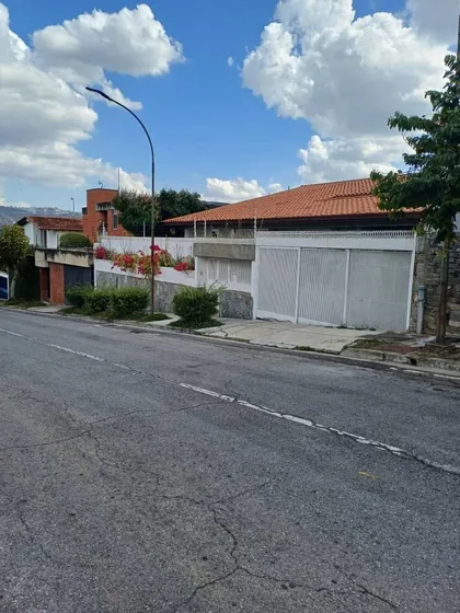 Casa En Venta En Chulavista 4h+2s/ 4b+s/ 3p