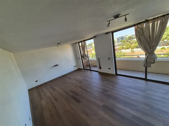 Amplio Duplex En Venta De 2 Dorm. En Los Angeles