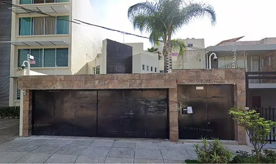 Casa De Dos Niveles Con Excelente Ubicación Y Alta Plusvalía  