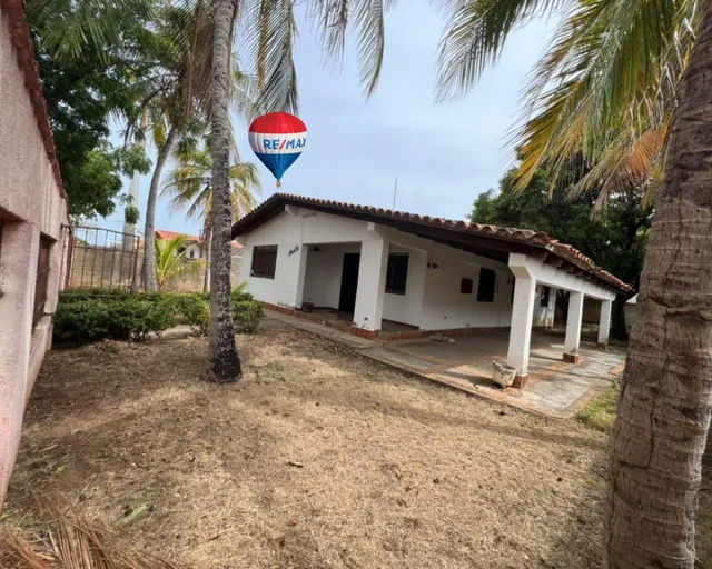 Re/max 2 Mil Vende Casa En Juan Griego, En La Avenida Juan De Castellanos, Con Zona Residencial Y Areas Sociales