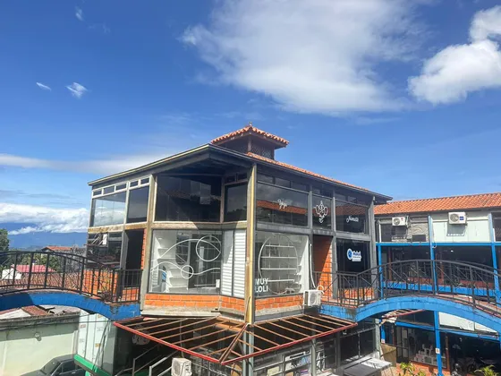 V.g. Alquiler De Local Comercial, Paseo Las Cumbres 