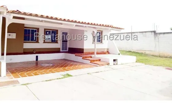 Casa En Venta En Cabudare Zona De La Riberena Codigo 2 6 2 2 3 4 0 Mildred En Venta Espectacular Casa En Urb Privada Ubicada En La Av Ribereña De 167 Mts2, Consta De 4 Habitaciones Con Sus Closets, 3