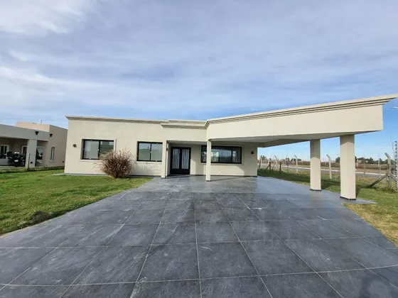 Casa En Venta En San Felipe De Canning!!! 3 Dormitorios + Escritorio!!! Piscina!! Lotazo De 780 Mts Sin Vecinos Atras!!!