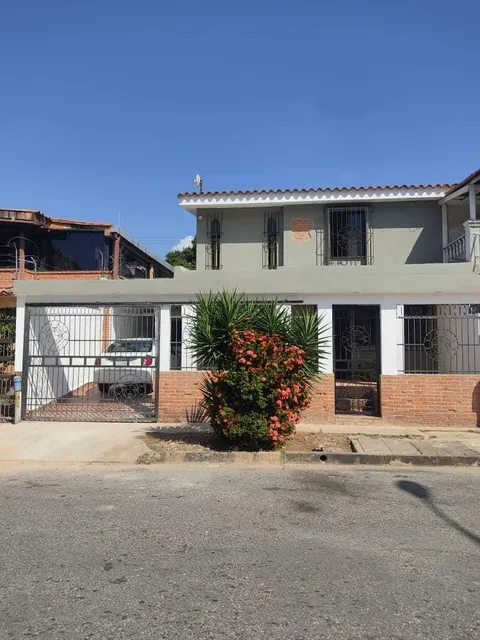 Grabiela R. Alquila  Casa Sin Amueblar Urb. Trigal Sur