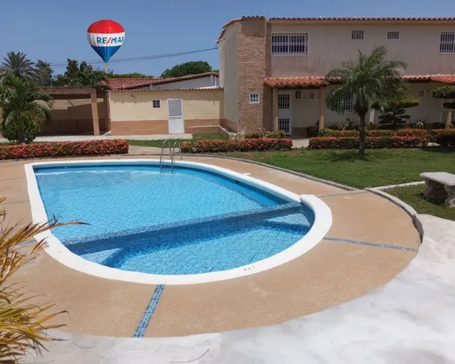 Townhouse En Conjunto Residencial Villas De Nuevo Mundo, Los Robles, Isla De Margarita